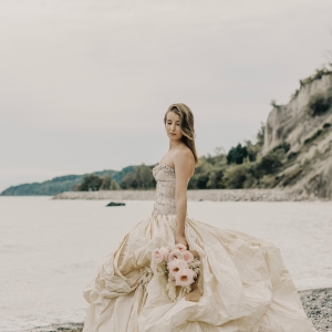 Булка в ефирна сватбена рокля на плажа – романтична фотосесия