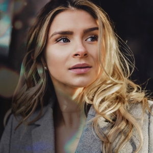 Портрет на жена с естествена светлина – модерна портретна фотосесия