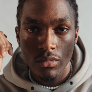 Портрет на мъж с неутрален фон – професионална портретна фотография