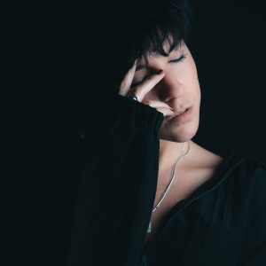 Жена в тъмна светлина – креативен портрет с ниско осветление